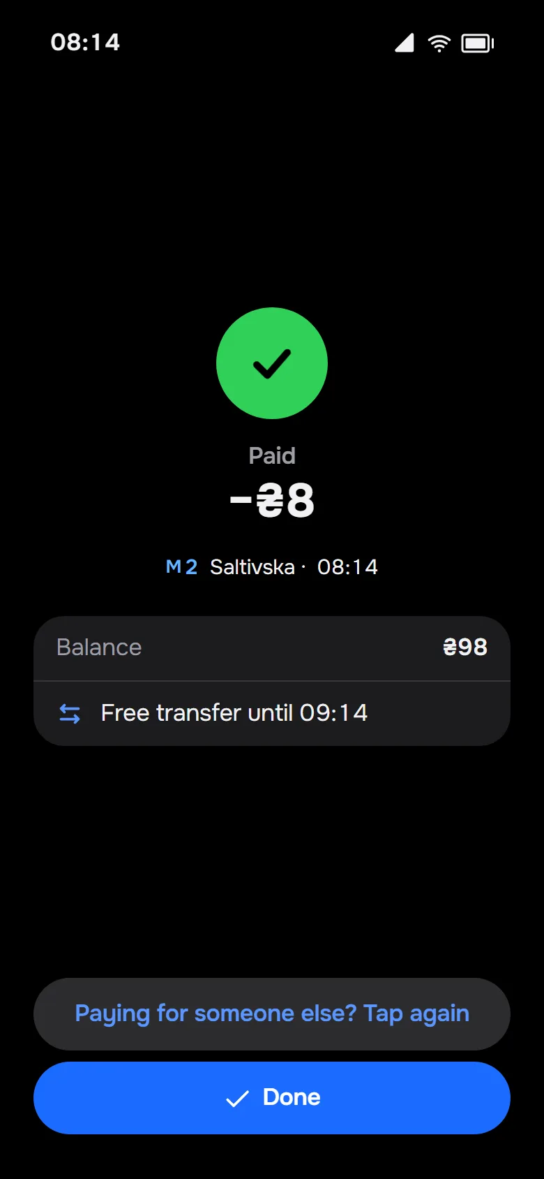 Ergebnis nach dem Tippen im Dark Mode: Bezahlt, neues Guthaben, Umsteigefenster